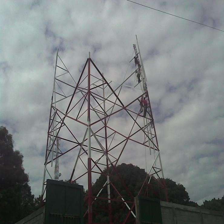 Técnicos de INESA trabajando en el montaje de una torre de telecomunicaciones