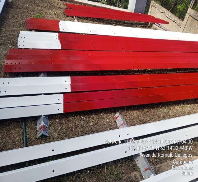 Piezas de refuerzo listas para instalar en torre