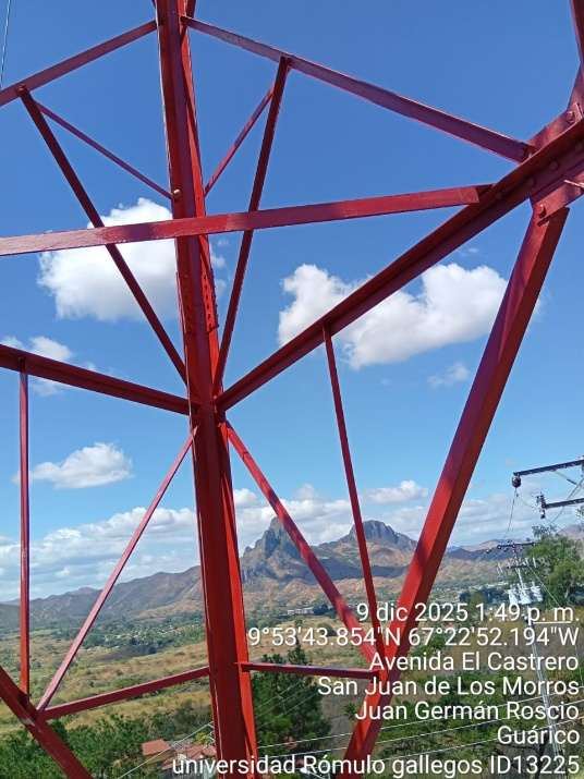Torre pintada de rojo y blanco terminada