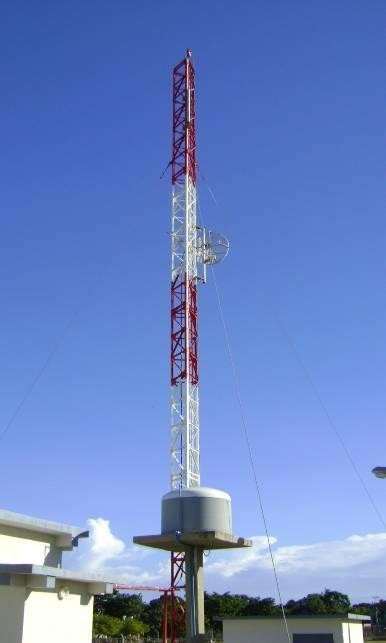 Torre autosoportada terminada con antenas instaladas